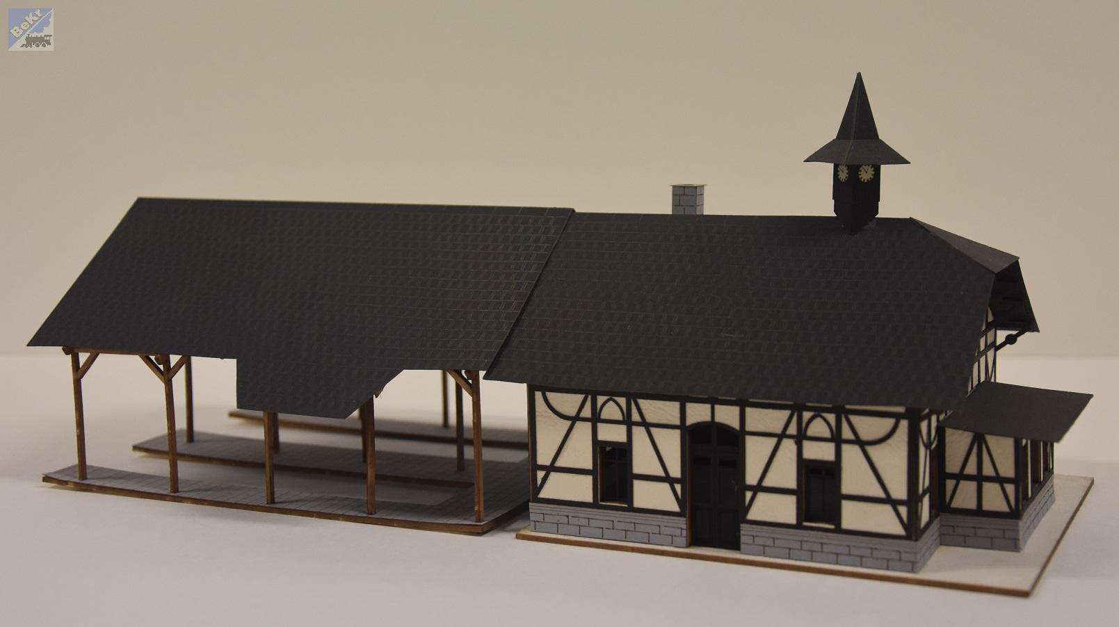 BuBi-model TT60138 Nádraží Zweisteimenn, 252 x 110 x 80mm barvená stavebnice Laser-Cut