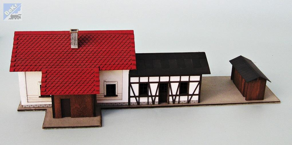BuBi-model H060024 Nádraží s čekárnou a záchodky, 325 x 130 x 104mm, barvená stavebnice Laser-Cut !!! AKCE !!!