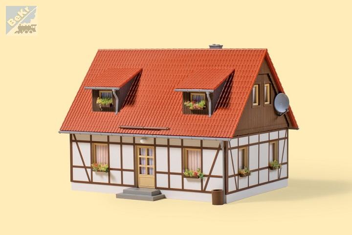 Auhagen 11455 Rodinný dům se sedlovou střechou, střešními okny a solárními panely, stavebnice