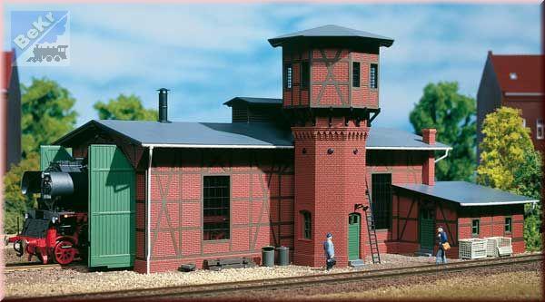 Auhagen 11400 Výtopna jedno stání s vodárenskou věží 245 x 120 x 127 mm stavebnice