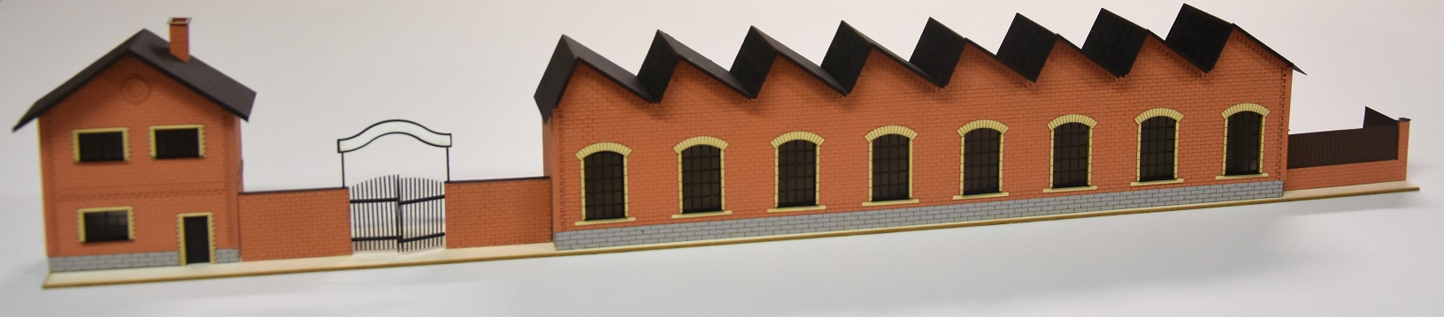 BuBi-model TT60161 Průmyslová hala poloreliéf, 550 x 116 x 40mm, barvená stavebnice Laser-Cut !!! AKCE !!!