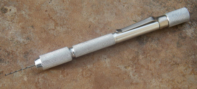 Proedge 56003 Vrtačka ruční s mosaznou kleštinou pro průměr stopky nástroje 0,35 - 1,65mm, 12ks různých vrtáků uloženo uvnitř nástroje