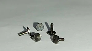 Roco 85765 Šroub rozvodu parní lokomotivy M 1 x 3 mm, šestihranná hlava 2,5 mm, tloušťka hlavy 0,5 mm, 1ks