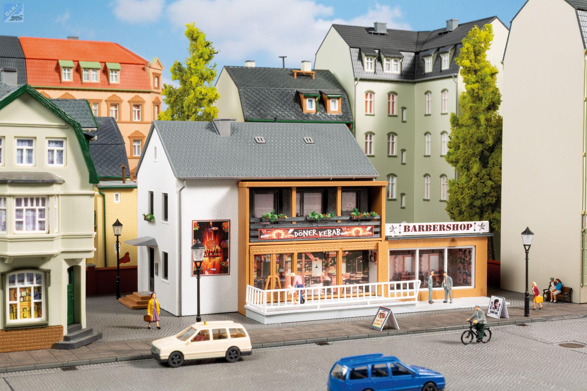 Auhagen 12356 Dům s obchody „Döner kebab a barbershop“, stavebnice