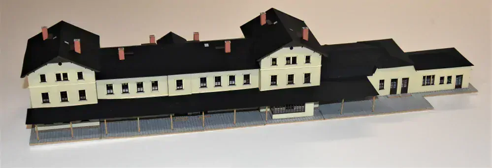 BuBi-model N60192 Nádraží Sebnitz, 93,1 x 443,1 x 73,5 mm, barvená stavebnice Laser-Cut !!! AKCE !!!
