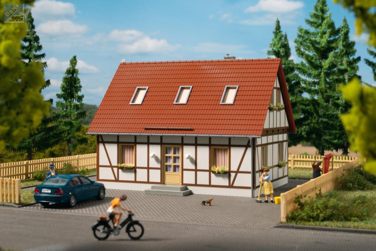 Auhagen 11455 Rodinný dům se sedlovou střechou, střešními okny a solárními panely, stavebnice