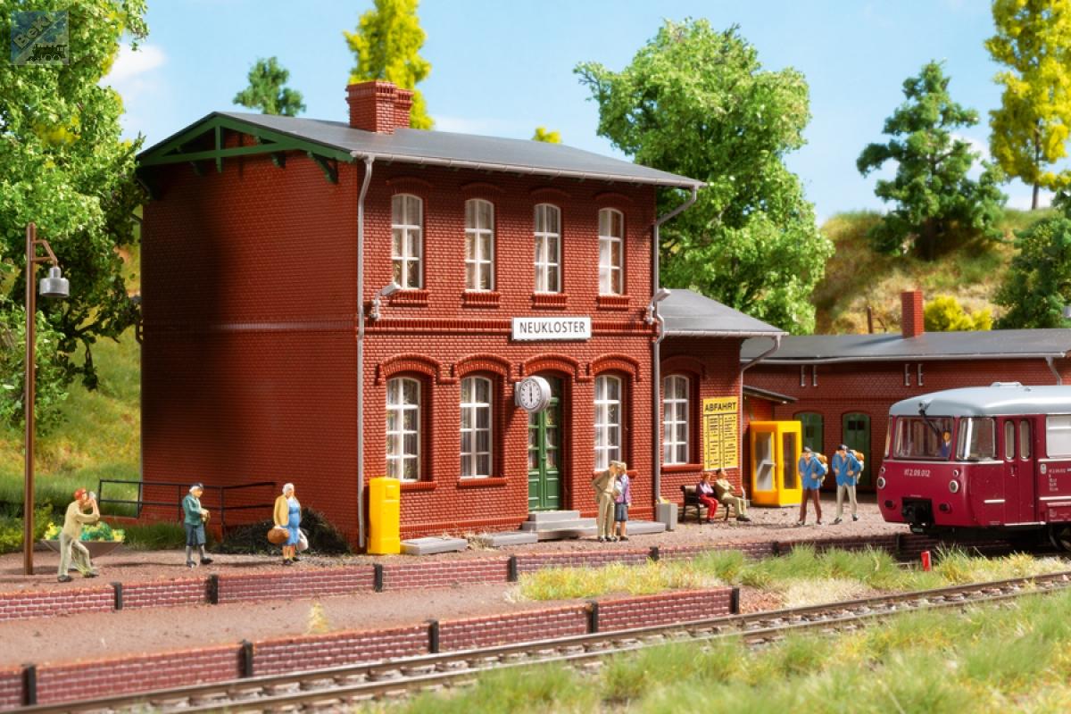 Auhagen 15106 Sada s nádražím Neukloster, skladištěm, strážím domkem, závorami a doplňky stavebnice stavebnice
