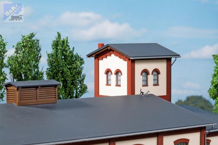 Auhagen 13342 Výtopna s vodárnou a malou dílenskou přístavbou, dvě stání, 307 x 150 x 112 mm, stavebnice