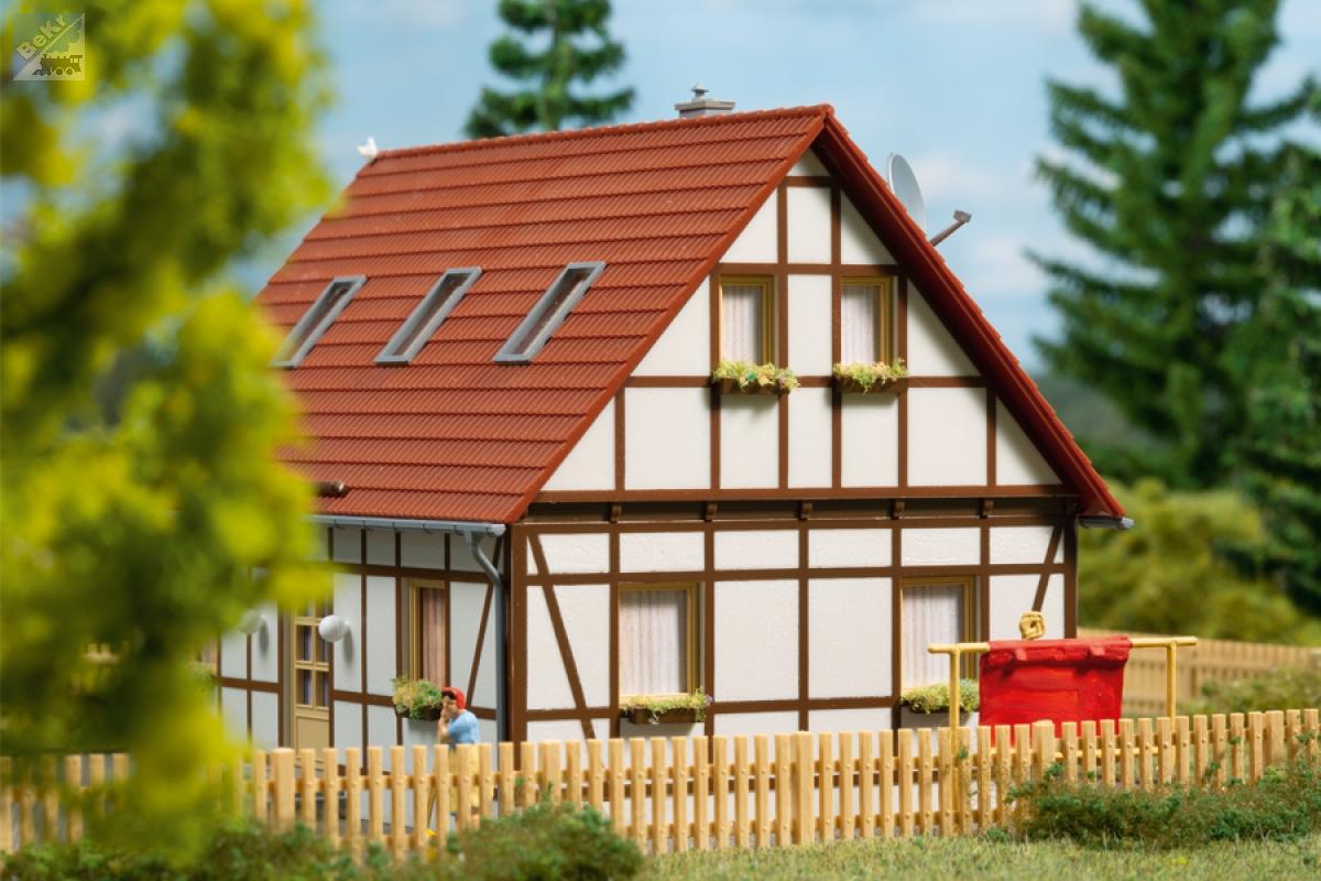 Auhagen 11455 Rodinný dům se sedlovou střechou, střešními okny a solárními panely, stavebnice