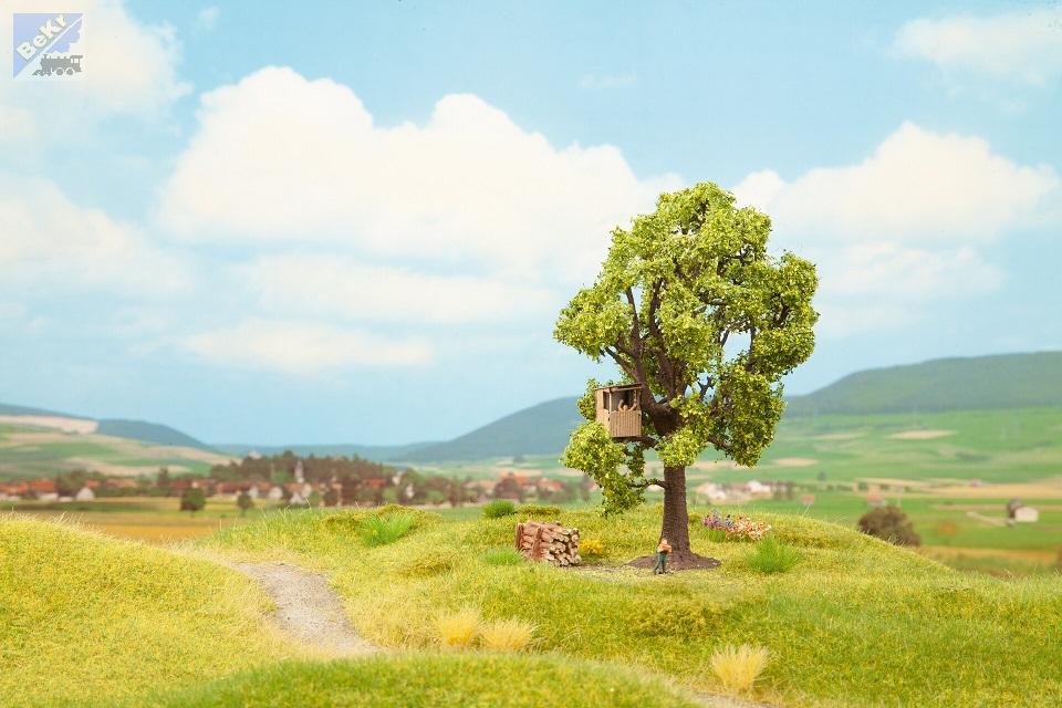 Noch 21767 Statný dub s posedem (chatkou) ve větvích, 13cm