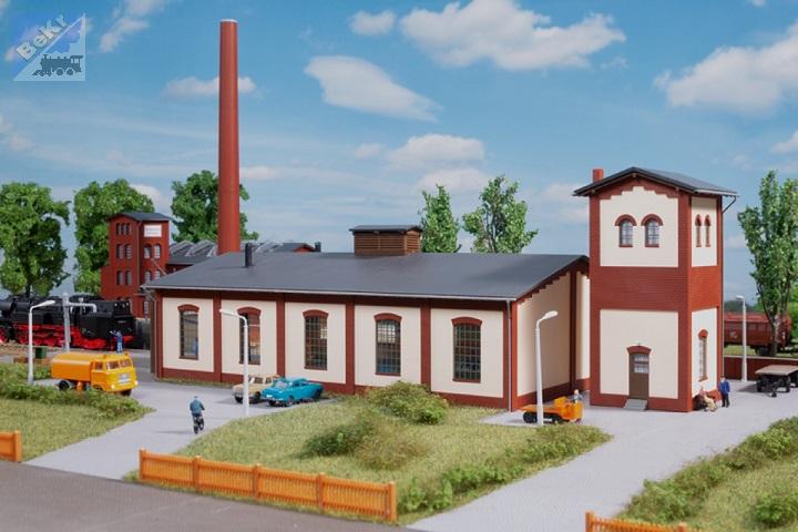 Auhagen 13342 Výtopna s vodárnou a malou dílenskou přístavbou, dvě stání, 307 x 150 x 112 mm, stavebnice