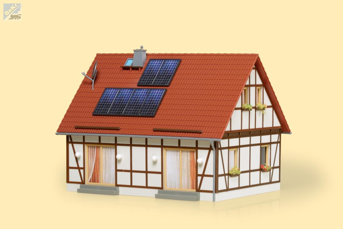 Auhagen 11455 Rodinný dům se sedlovou střechou, střešními okny a solárními panely, stavebnice