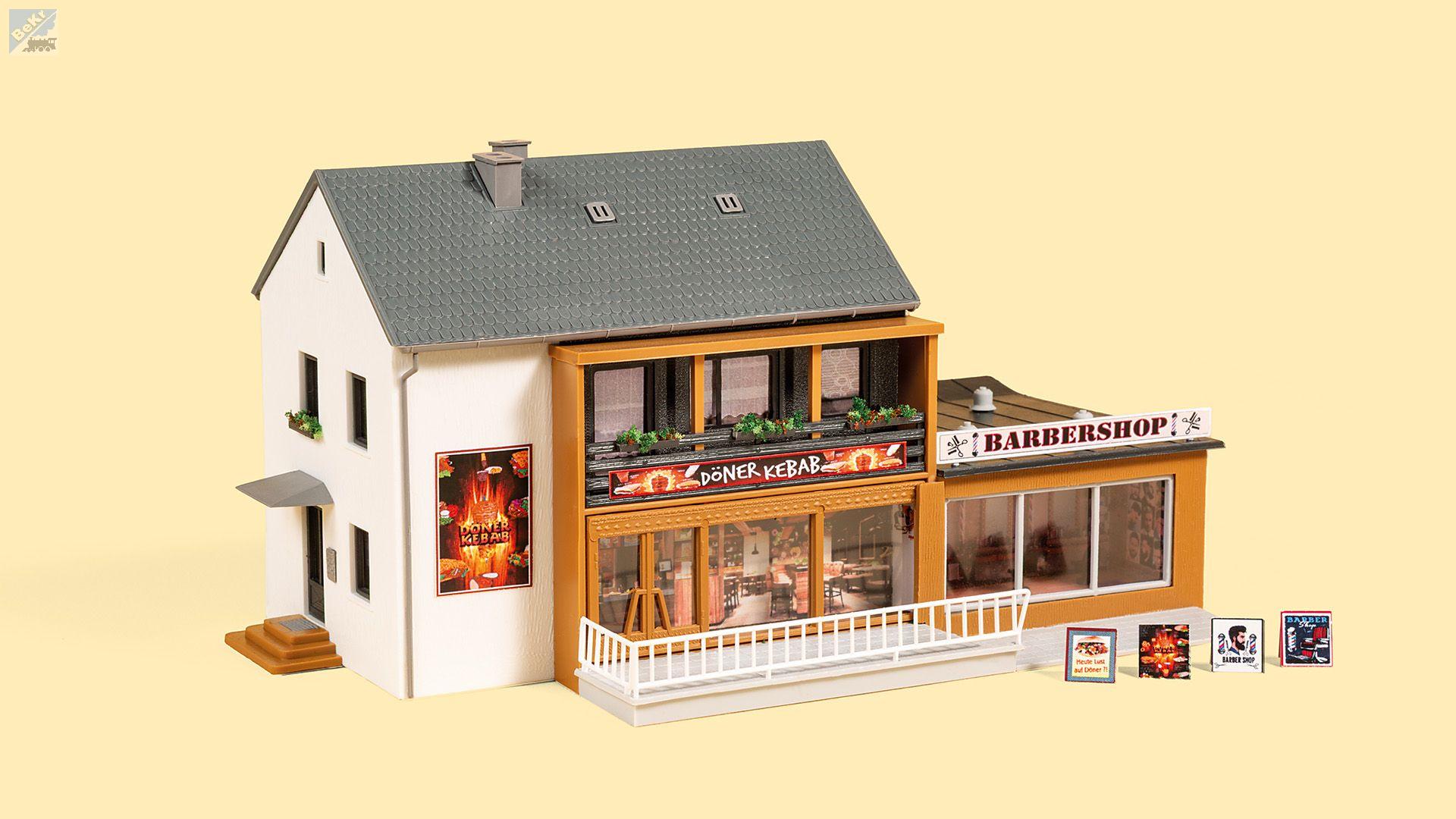 Auhagen 12356 Dům s obchody „Döner kebab a barbershop“, stavebnice