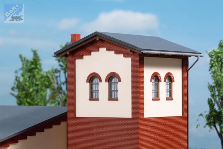 Auhagen 13342 Výtopna s vodárnou a malou dílenskou přístavbou, dvě stání, 307 x 150 x 112 mm, stavebnice