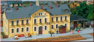 Auhagen 11346 Nádraží Klingenberg-Colmnitz 400 x 130 x 130 mm stavebnice